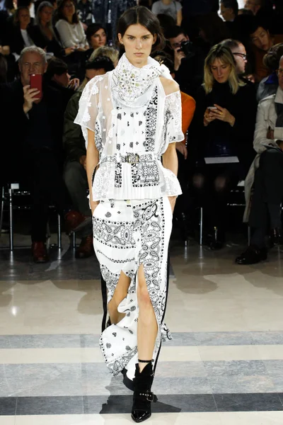 Look 16